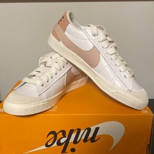 BRAND NEW NIKE WOMEN’S LOW 77 JUMBO BLAZERS